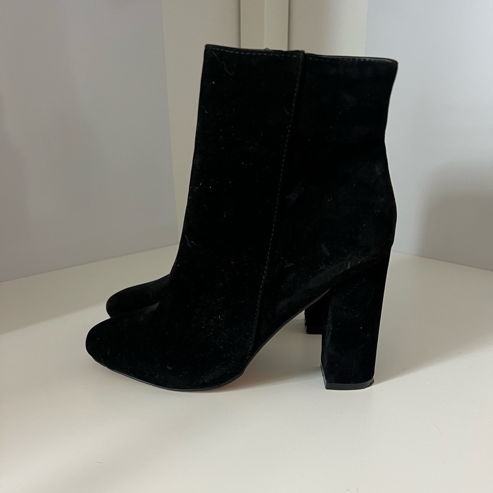 Pretty Little Thing Booties size 5 women’s